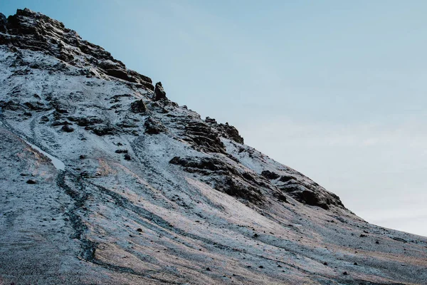 Uma montanha nevada na Islândia — Fotografia de Stock