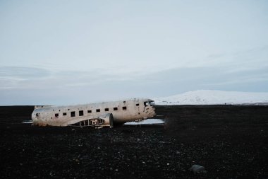 İzlanda ünlü uçak kazasında bazı dağlar, siyah kum plaj önünde.