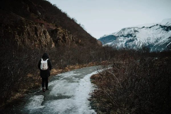 在冰岛走小路的人 — 图库照片