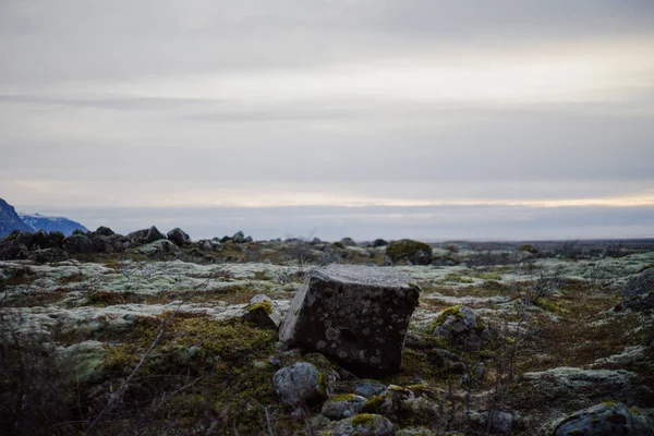 Una roca cuadrada solitaria en Islandia — Foto de Stock