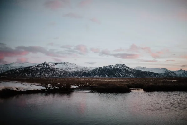 Sonnenuntergang am See in den isländischen Bergen — Stockfoto