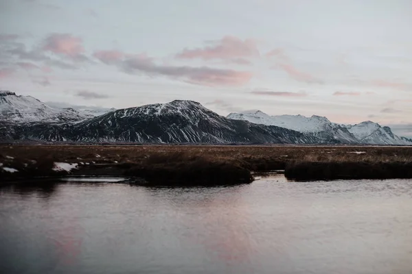 Pôr do sol em um lago nas montanhas na Islândia — Fotografia de Stock