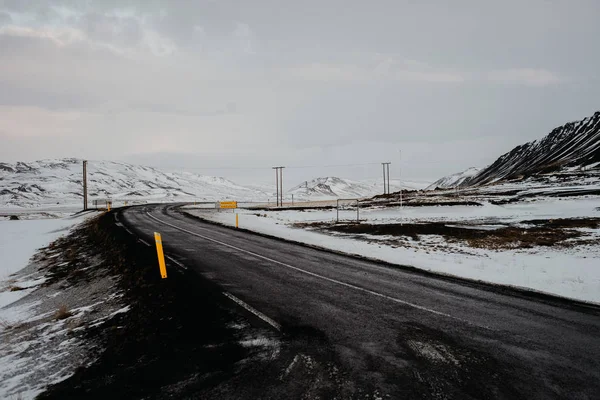 Camino Ventoso Islandia Que Conduce Través Paisaje Nevado —  Fotos de Stock