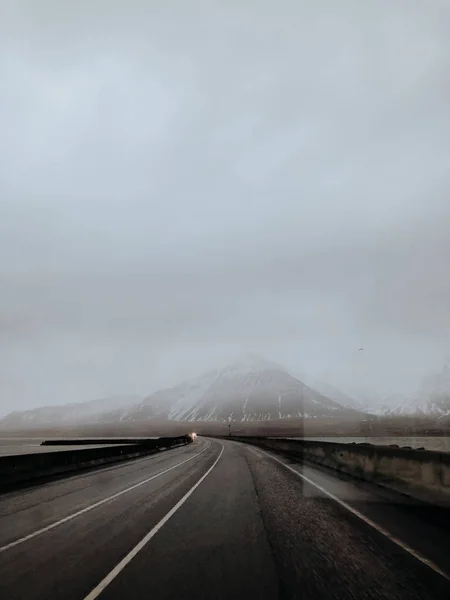 Μια Θυελλώδη Δρόμο Στην Ισλανδία Που Οδηγεί Προς Κάποια Βουνά — Φωτογραφία Αρχείου