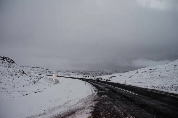 Camino Ventoso Islandia Que Conduce Través Una Meseta Montañosa Completamente — Foto de Stock