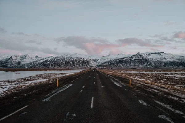 Uma Estrada Linha Reta Que Conduz Para Algumas Montanhas Islândia — Fotografia de Stock