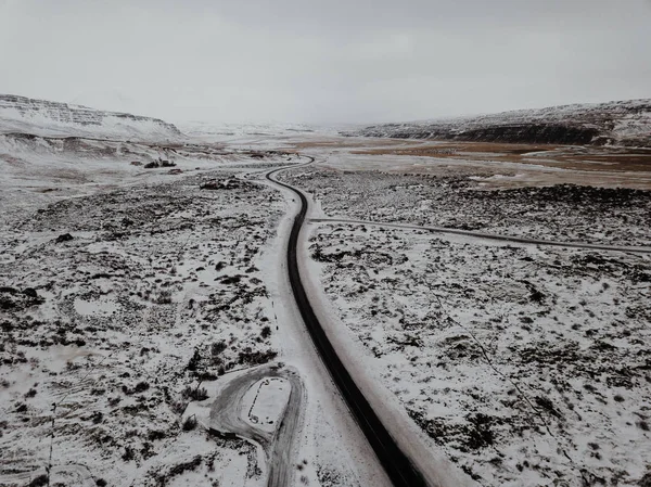 Camino Ventoso Través Paisaje Cubierto Nieve Islandia Disparado Desde Dron — Foto de Stock