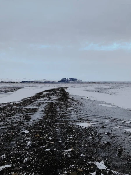 一条通往冰岛积雪覆盖的风景的小路 — 图库照片