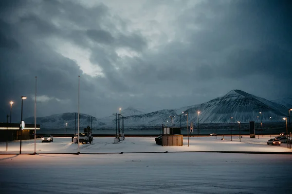 在日出前的一些山前 冰岛的一个积雪覆盖的加油站 — 图库照片