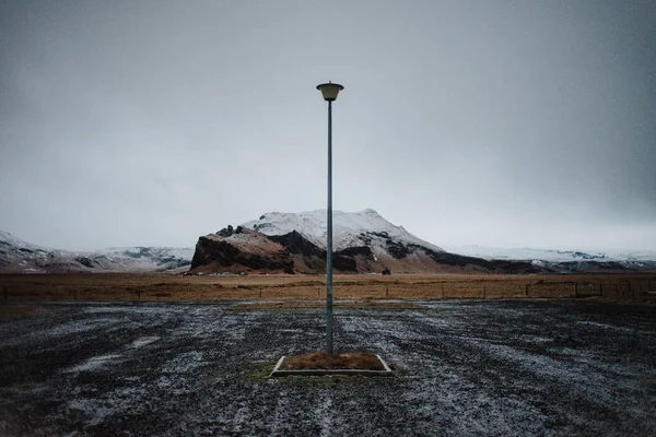 在冰岛的一个停车场 Vik 附近有很多山脉 — 图库照片
