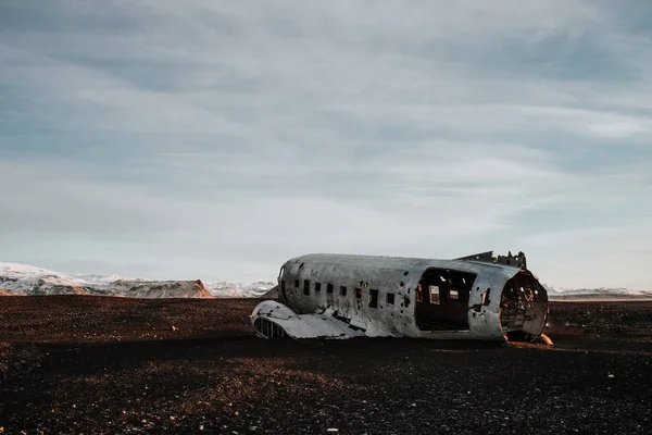 在冰岛 在日落的黑色沙滩上 在一些山前的著名飞机失事 — 图库照片