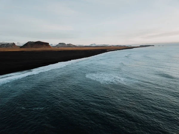 Islands Kust Med Svart Sandstrand Och Några Berg Bakgrunden Fotograferade — Stockfoto