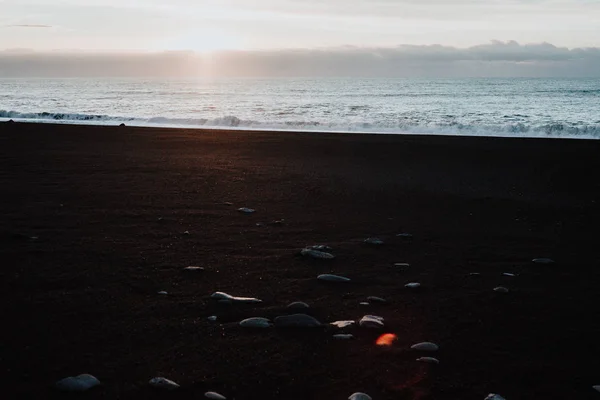 Θάλασσα Που Χτυπά Μια Παραλία Μαύρη Άμμο Στην Ισλανδία — Φωτογραφία Αρχείου