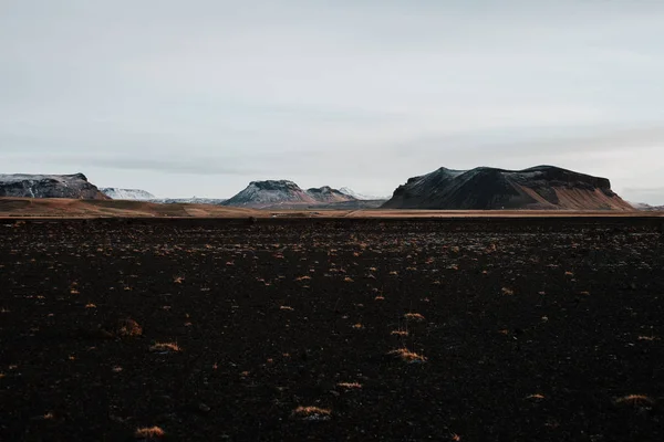 Campo Vulcânico Islândia Pôr Sol Com Algumas Montanhas Fundo — Fotografia de Stock