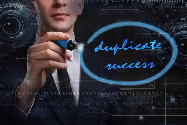 Ekonomi, teknoloji, Internet ve ağ kavramı. Genç busine