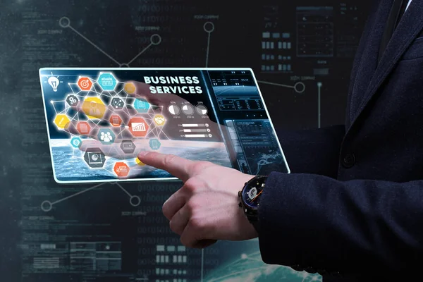 Ekonomi, teknoloji, Internet ve ağ kavramı. Genç busine