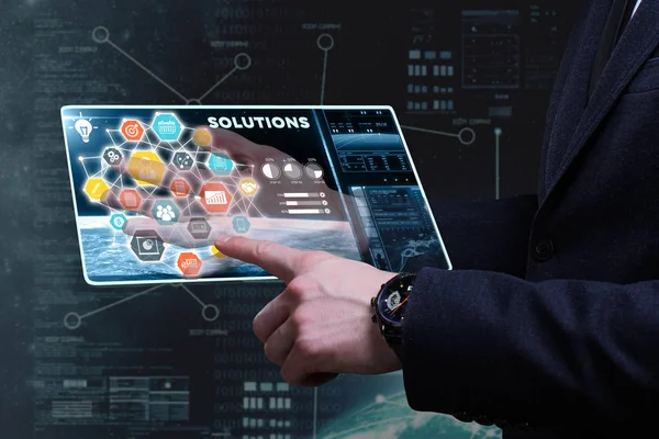 Ekonomi, teknoloji, Internet ve ağ kavramı. Genç busine