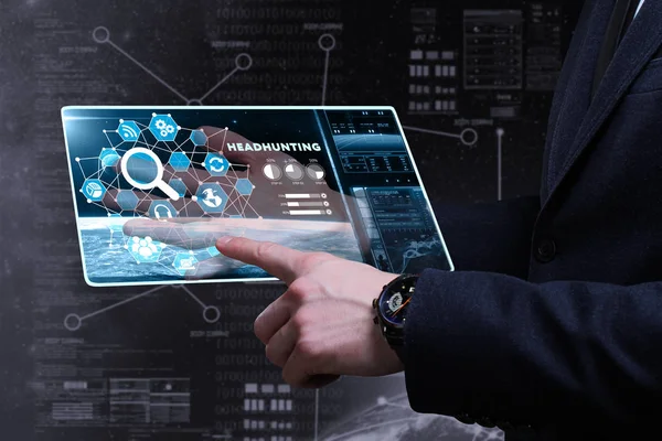 Ekonomi, teknoloji, Internet ve ağ kavramı. Genç busine