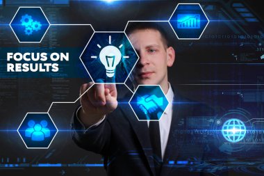 Ekonomi, teknoloji, Internet ve ağ kavramı. Genç busine