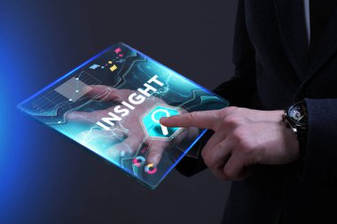 Ekonomi, teknoloji, Internet ve ağ kavramı. Genç busine