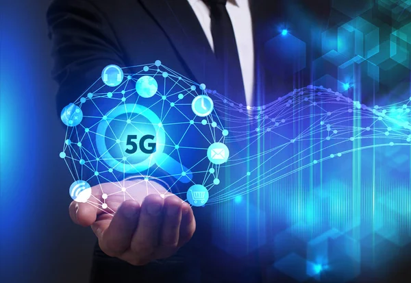 Ekonomi, teknoloji, Internet ve ağ kavramı. Genç busine