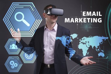 Ekonomi, teknoloji, Internet ve ağ kavramı. Genç busine