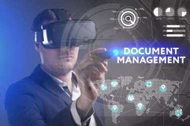 Ekonomi, teknoloji, Internet ve ağ kavramı. Genç busine