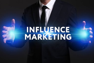 Ekonomi, teknoloji, Internet ve ağ kavramı. Genç busine