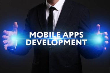 Ekonomi, teknoloji, Internet ve ağ kavramı. Genç busine