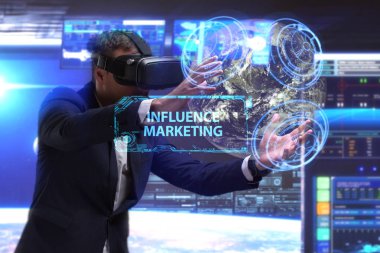 Ekonomi, teknoloji, Internet ve ağ kavramı. Genç busine