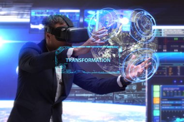 Ekonomi, teknoloji, Internet ve ağ kavramı. Genç busine