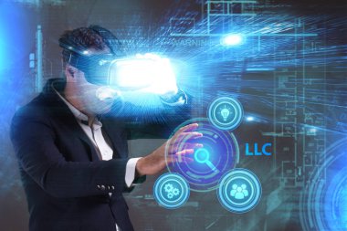 Ekonomi, teknoloji, Internet ve ağ kavramı. Genç busine