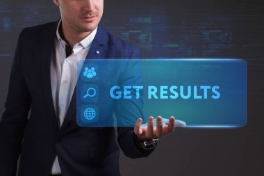 Ekonomi, teknoloji, Internet ve ağ kavramı. Genç busine