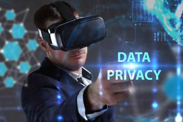 Ekonomi, teknoloji, Internet ve ağ kavramı. Genç busine