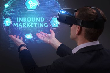 Ekonomi, teknoloji, Internet ve ağ kavramı. Genç busine