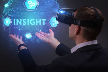 Ekonomi, teknoloji, Internet ve ağ kavramı. Genç busine