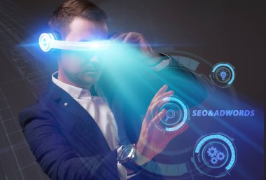 Ekonomi, teknoloji, Internet ve ağ kavramı. Genç busine