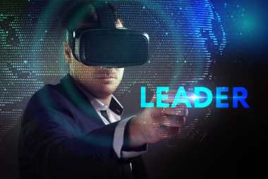 Ekonomi, teknoloji, Internet ve ağ kavramı. Genç busine