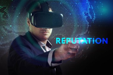 Ekonomi, teknoloji, Internet ve ağ kavramı. Genç busine