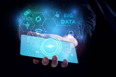 Ekonomi, teknoloji, Internet ve ağ kavramı. Genç busine