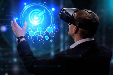 Ekonomi, teknoloji, Internet ve ağ kavramı. Genç busine