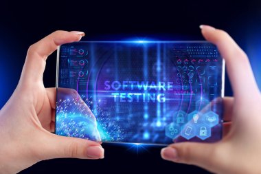 İş, Teknoloji, İnternet ve ağ konsepti. Genç işadamı geleceğin sanal ekranı üzerinde çalışıyor ve yazıyı görüyor: yazılım testi