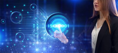 İş, Teknoloji, İnternet ve ağ konsepti. Genç işadamı geleceğin sanal ekranı üzerinde çalışıyor ve ISO 9001 yazısını görüyor.