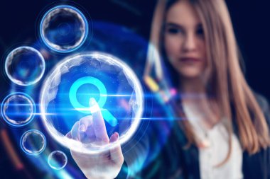 İş, Teknoloji, İnternet ve ağ konsepti. Genç işadamı geleceğin sanal ekranı üzerinde çalışıyor ve yazıyı görüyor.: 