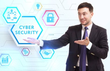 İş, Teknoloji, İnternet ve ağ konsepti. Genç işadamı geleceğin sanal ekranında çalışıyor ve yazıyı görüyor: siber güvenlik.