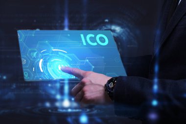 İş, Teknoloji, İnternet ve ağ konsepti. Genç işadamı geleceğin sanal ekranı üzerinde çalışıyor ve yazıyı görüyor.: 