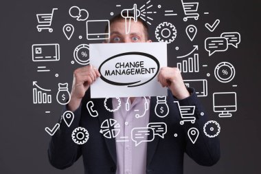 İş, Teknoloji, İnternet ve ağ konsepti. Genç işadamı geleceğin sanal ekranı üzerinde çalışıyor ve yazıyı görüyor.: 