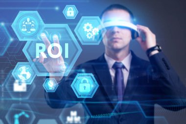 İş, Teknoloji, İnternet ve ağ konsepti. Genç işadamı geleceğin sanal ekranı üzerinde çalışıyor ve yazıyı görüyor.: 