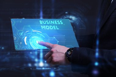 İş, Teknoloji, İnternet ve ağ konsepti. Genç işadamı geleceğin sanal ekranı üzerinde çalışıyor ve yazıyı görüyor.: 