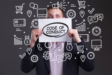 İş, Teknoloji, İnternet ve ağ konsepti. Genç işadamı geleceğin sanal ekranı üzerinde çalışıyor ve yazıyı görüyor.: 